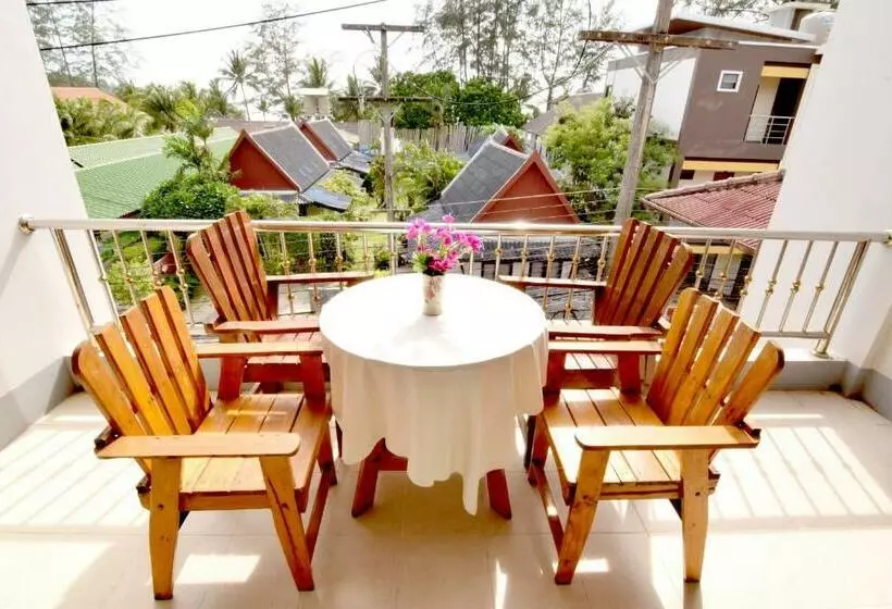 Perhehuone, Deng S Kamala Beach Guesthouse