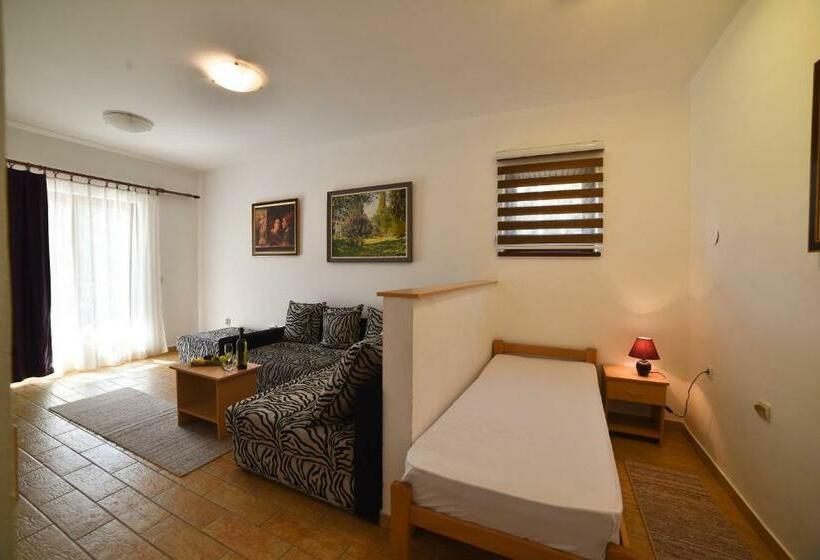 اتاق خانوادگی, Sunce Inn