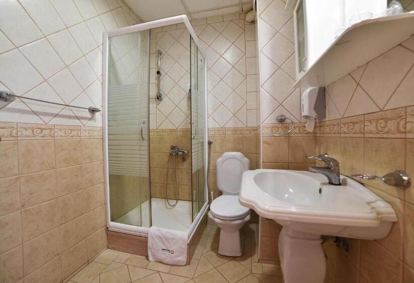 اتاق خانوادگی, Sunce Inn