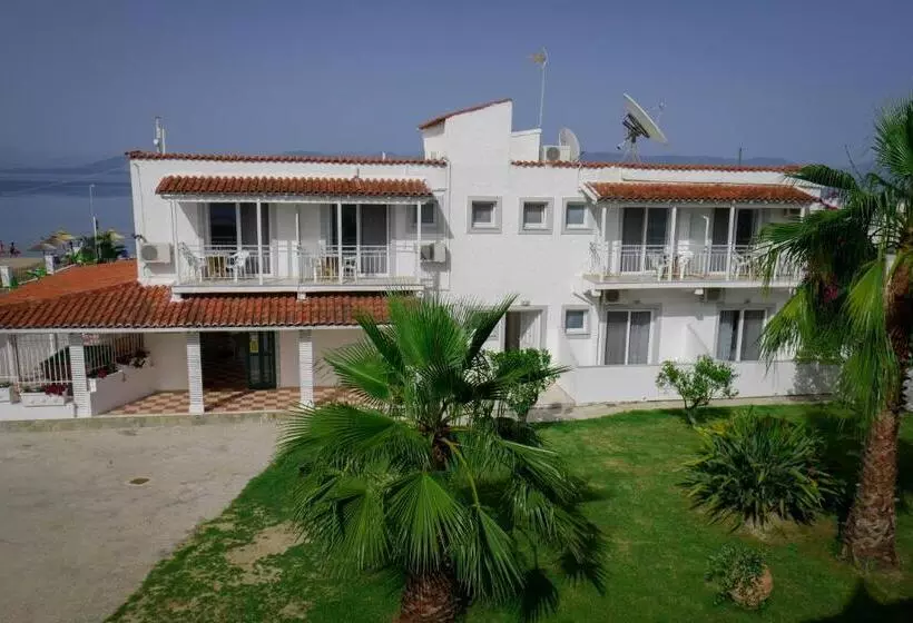 اتاق استاندارد با چشم‌انداز باغ, Ammos Apartments