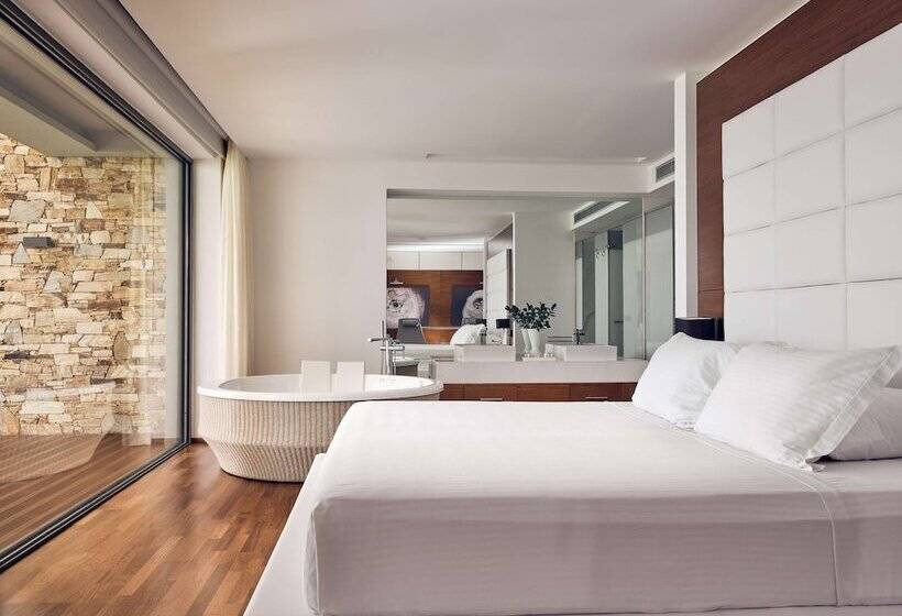 سوئیت رویال, Lesante Blu, a member of The Leading Hotels of the World