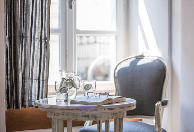 标准间, Amymone And Adiandi