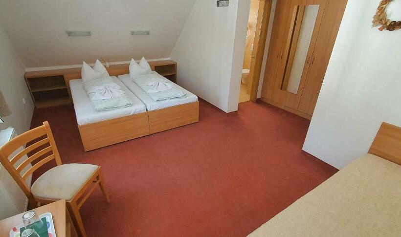 Standard 3 Pers. Værelse, Děvín