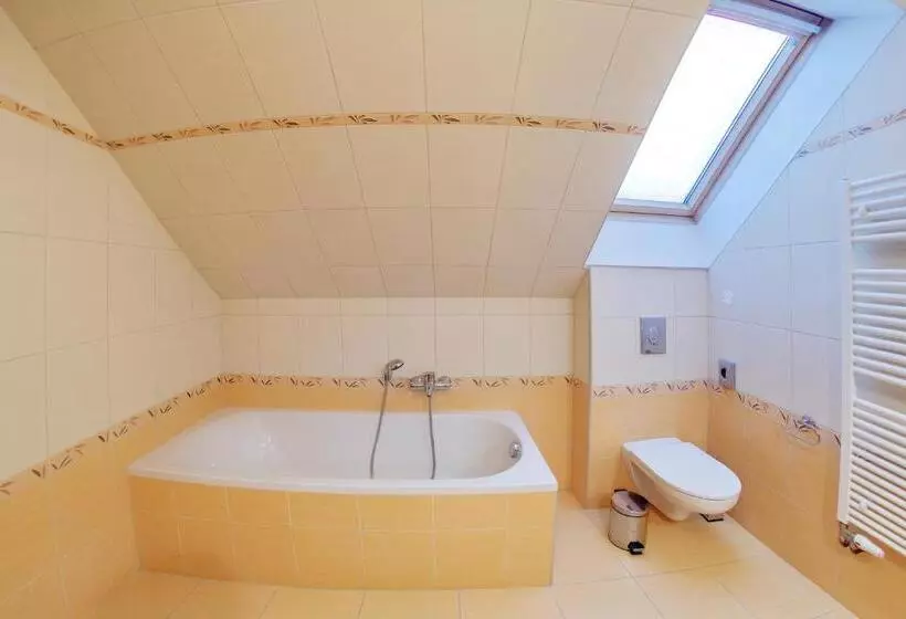 Perhestudio, Dvůr Pohody