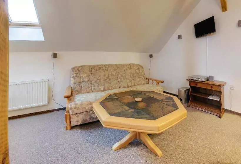 Perhestudio, Dvůr Pohody