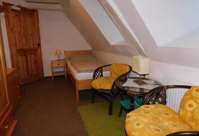 Standard Yhden Hengen Huone, Dvůr Pohody