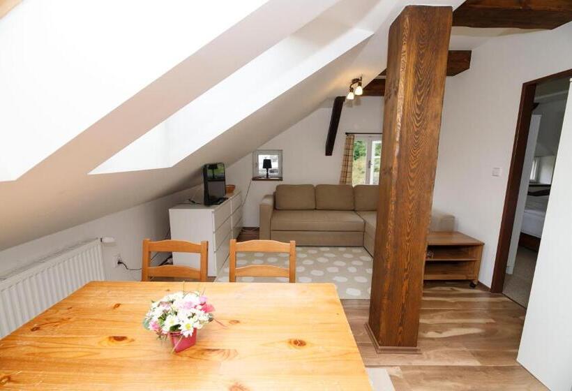 1 Sovrums Lägenhet, Lomnice