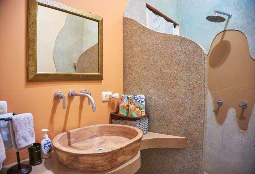 חדר סופריור לשלושה, Manoas