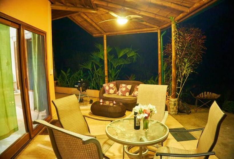 חדר סופריור לשלושה, Manoas