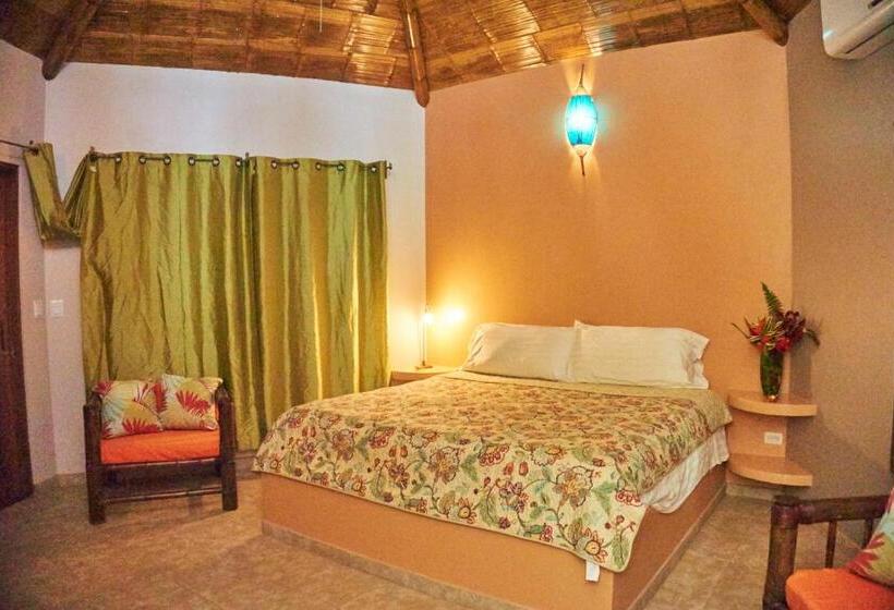 חדר סופריור לשלושה, Manoas