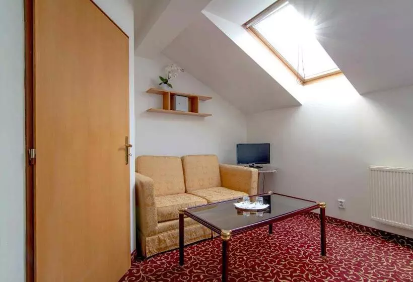 اتاق پنت هاوس, Romania