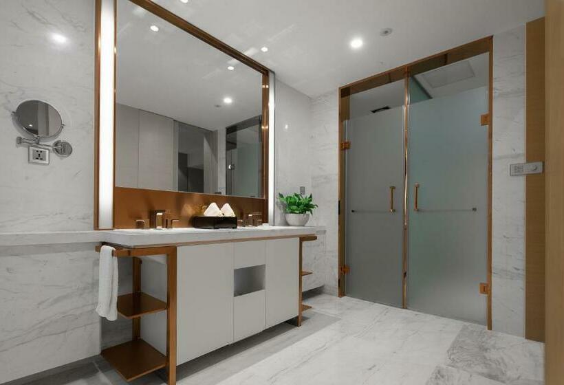 Deluxe Room King Size Bed, Gallery F