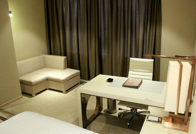 Deluxe Room, Gallery F