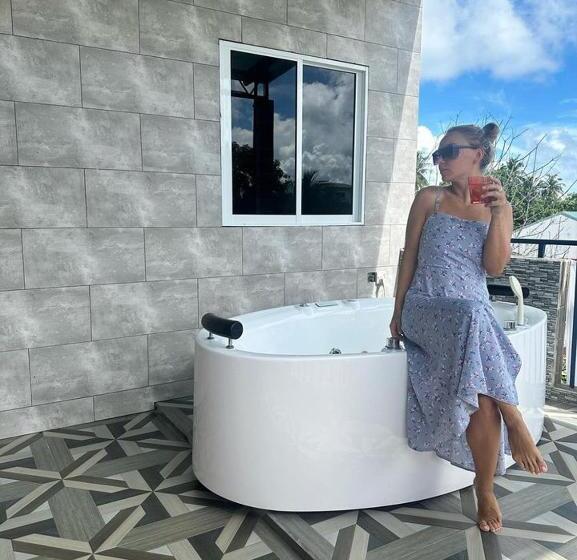 سوئیت با وان آب گرم, Koimala