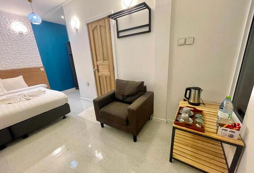 سوئیت با تخت بزرگ, Koimala