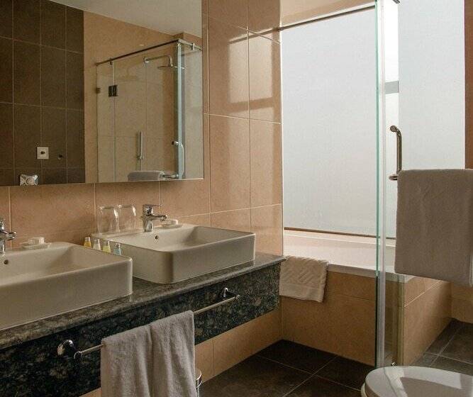 Ullakkohuone, The Concord Hotel & Suites