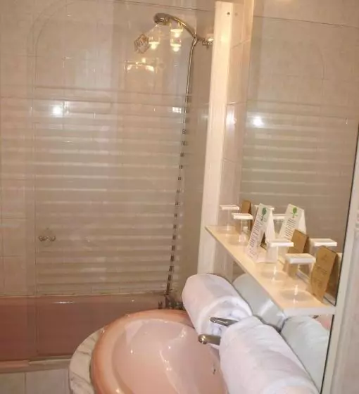 اتاق استاندارد چهار تخته, Hôtel Céleste