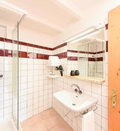 Perhehuone, Auberge La Plaine