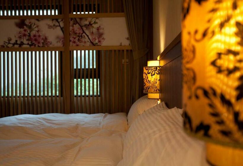 اتاق خانوادگی, Li Wu Zuo Cun B&b