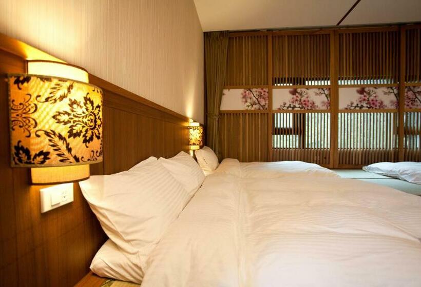 اتاق خانوادگی, Li Wu Zuo Cun B&b