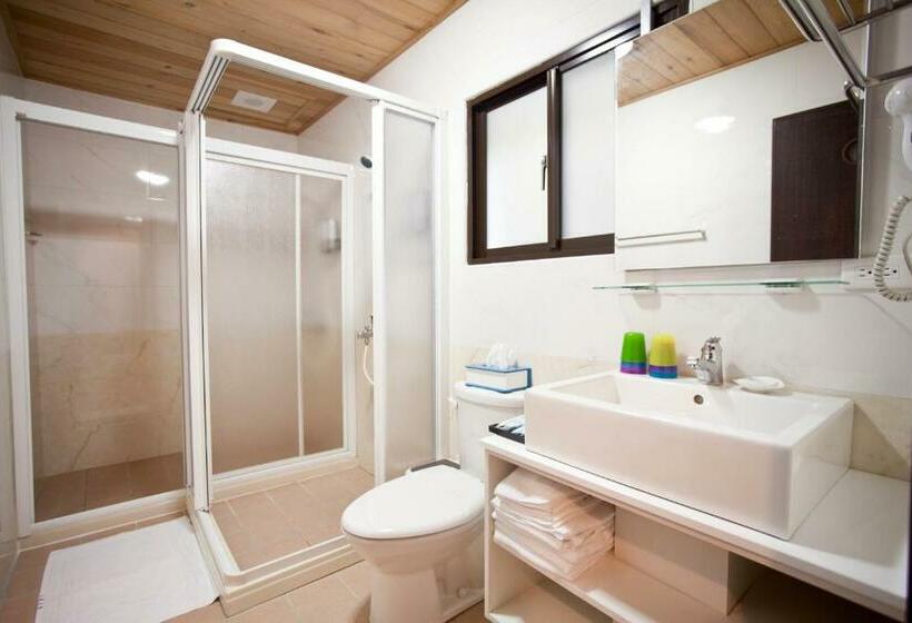 اتاق خانوادگی, Li Wu Zuo Cun B&b