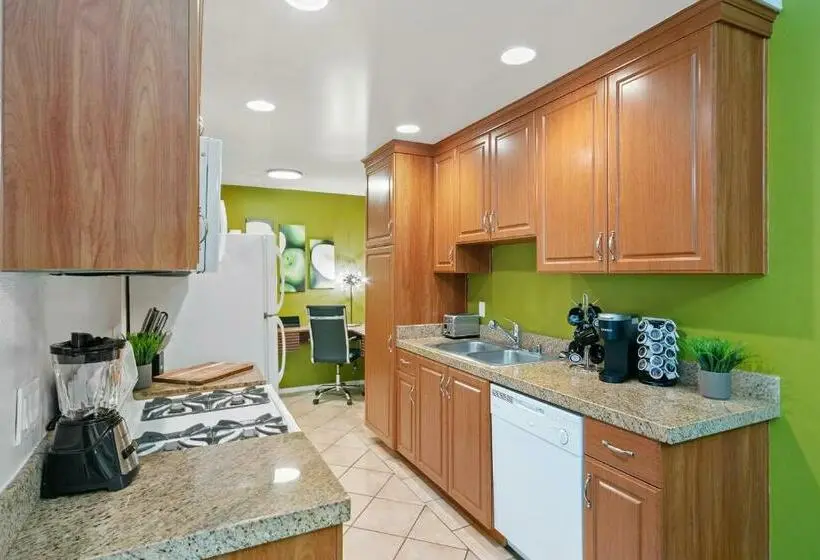 آپارتمان 1 خوابه, Beverly Hills Gem 1 Br Apt With Parking 218