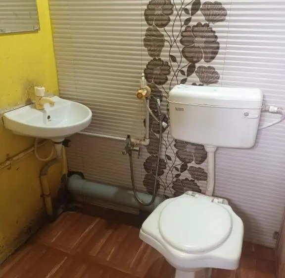 エコノミー４人部屋, Hemprabha Bed & Breakfast, Ratnagiri