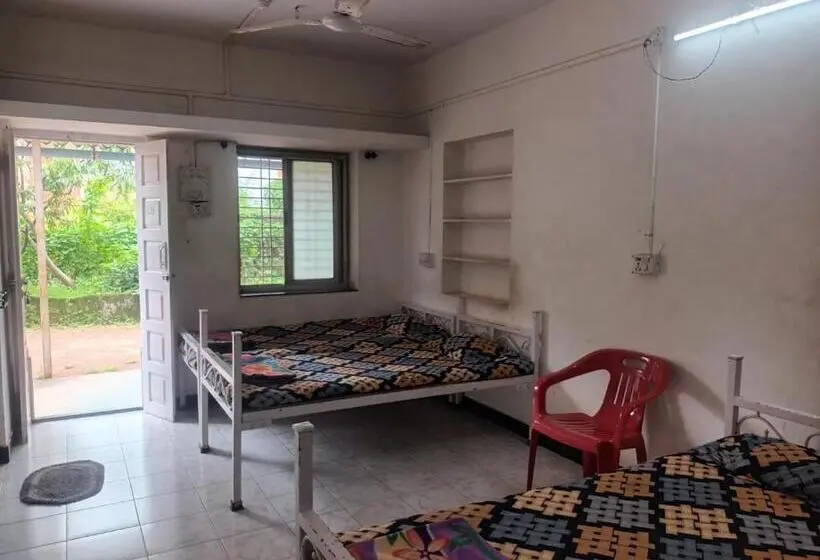 エコノミー４人部屋, Hemprabha Bed & Breakfast, Ratnagiri