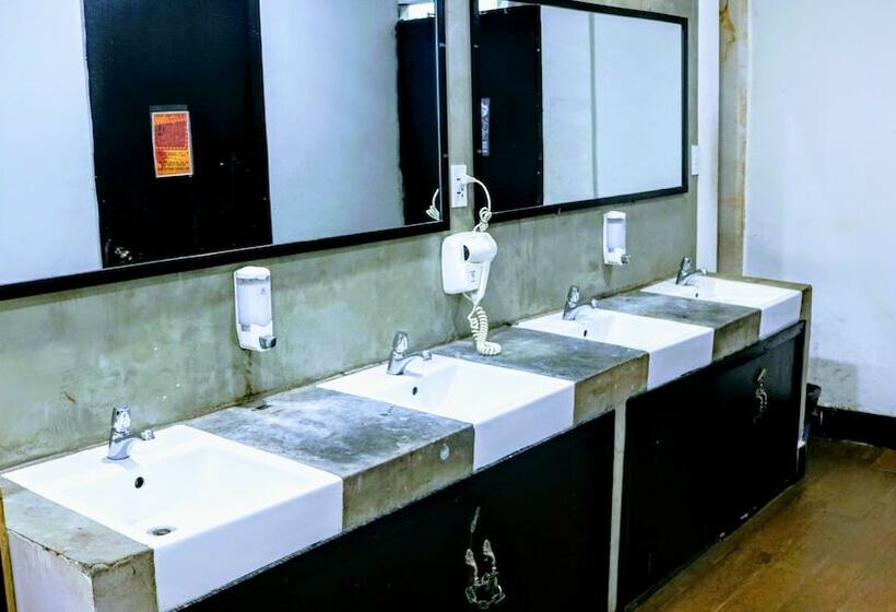 تختخواب در اتاق مشترک, The Hideout   Hostel