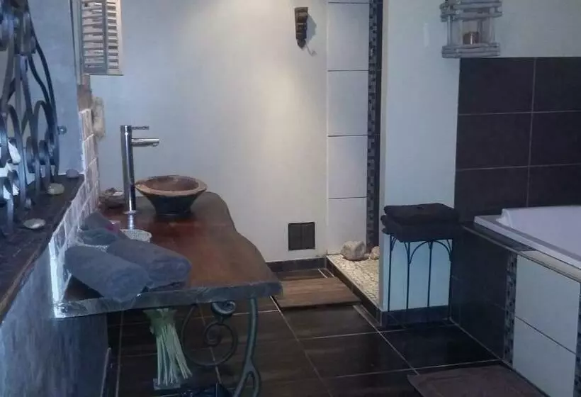 バスタブ付きスタンダードルーム, Chambres D Hotes ,hotel ,secret D Une Nuit A Vicq Prės De Onnaing,avec Piscine
