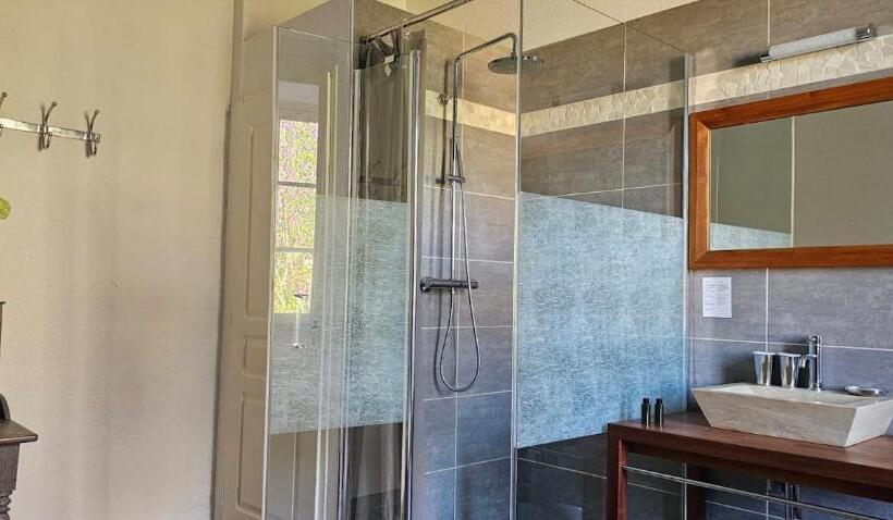 スタンダードルーム, Chez Rosette De Lussan