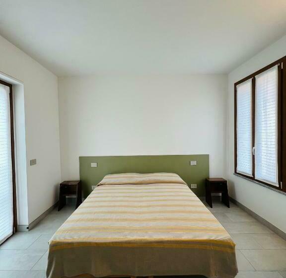 اتاق راحتی سه تخته, La Ringhiera