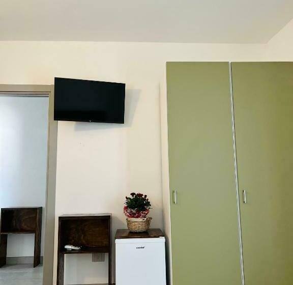 اتاق راحتی سه تخته, La Ringhiera