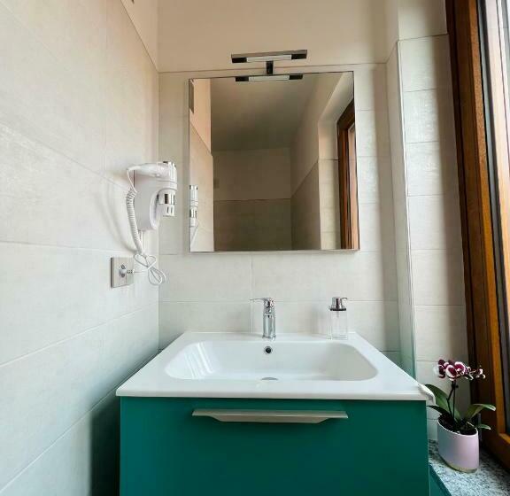 اتاق راحتی سه تخته, La Ringhiera