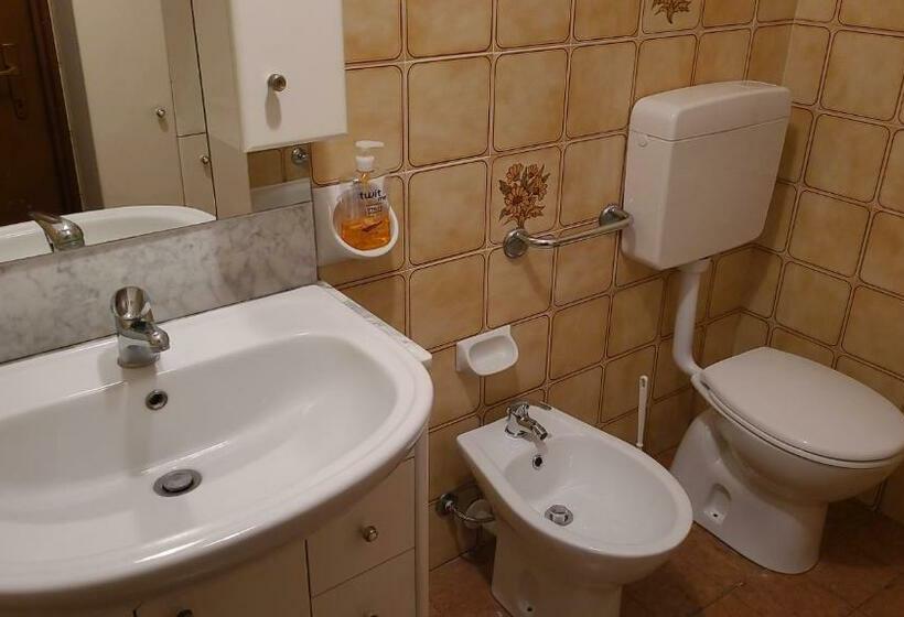 اتاق استاندارد یک تخته با سرویس بهداشتی مشترک, Fare Bnb   Room Pappagnocca
