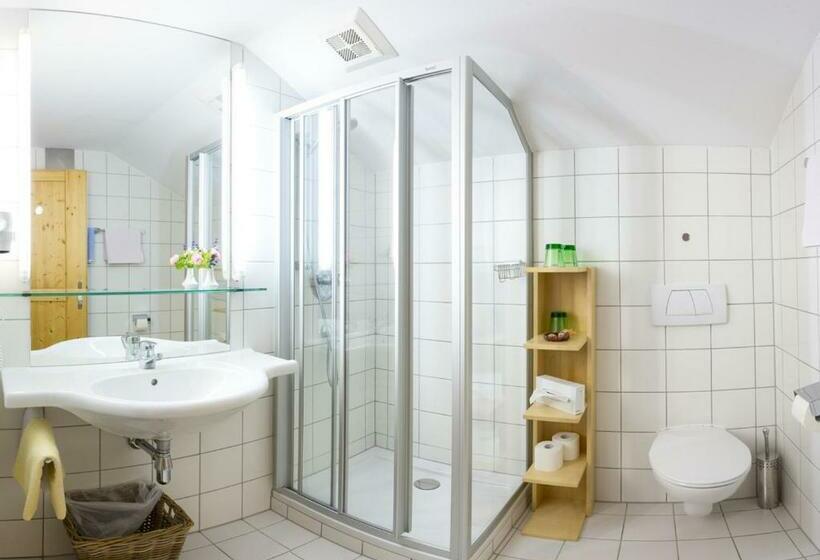 غرفة قياسية ثلاثية, Frühstückspension Schlosswirt