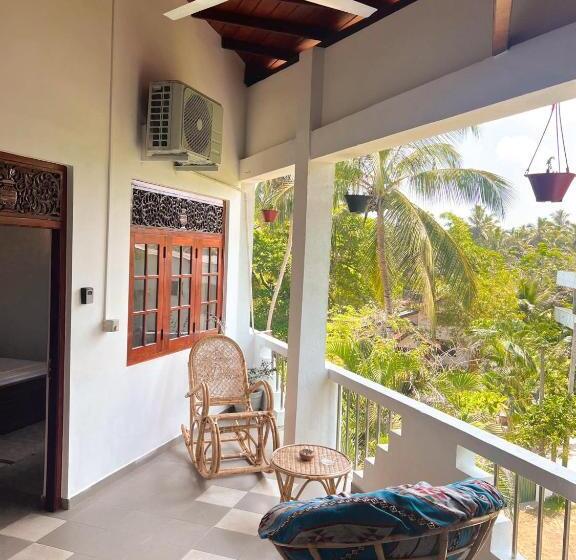 带阳台的豪华间, Hummus Hostel & Restaurant