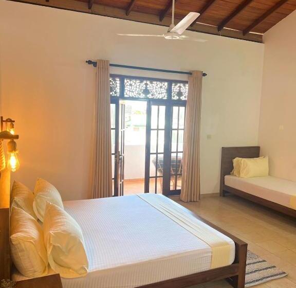 带阳台的三人标准间, Hummus Hostel & Restaurant