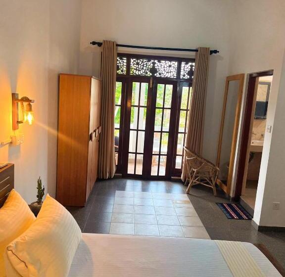 Трехместный Номер Стандарт с Балконом, Hummus Hostel & Restaurant