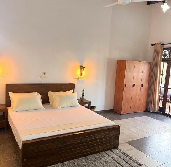 带阳台的三人标准间, Hummus Hostel & Restaurant