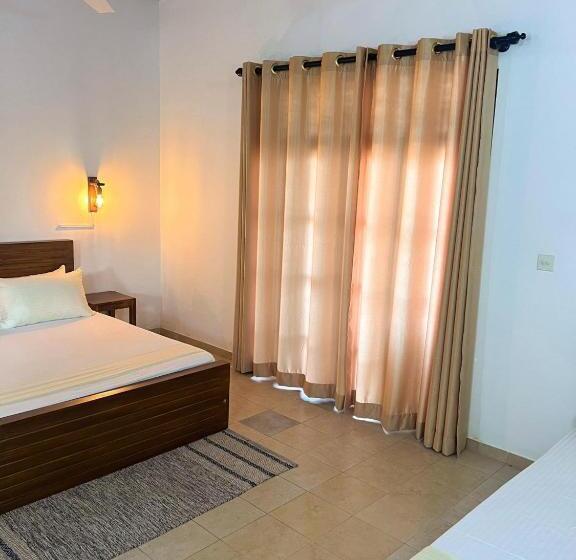 Трехместный Номер Стандарт с Балконом, Hummus Hostel & Restaurant