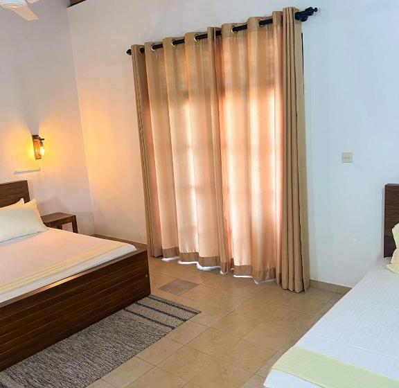 Трехместный Номер Стандарт с Балконом, Hummus Hostel & Restaurant