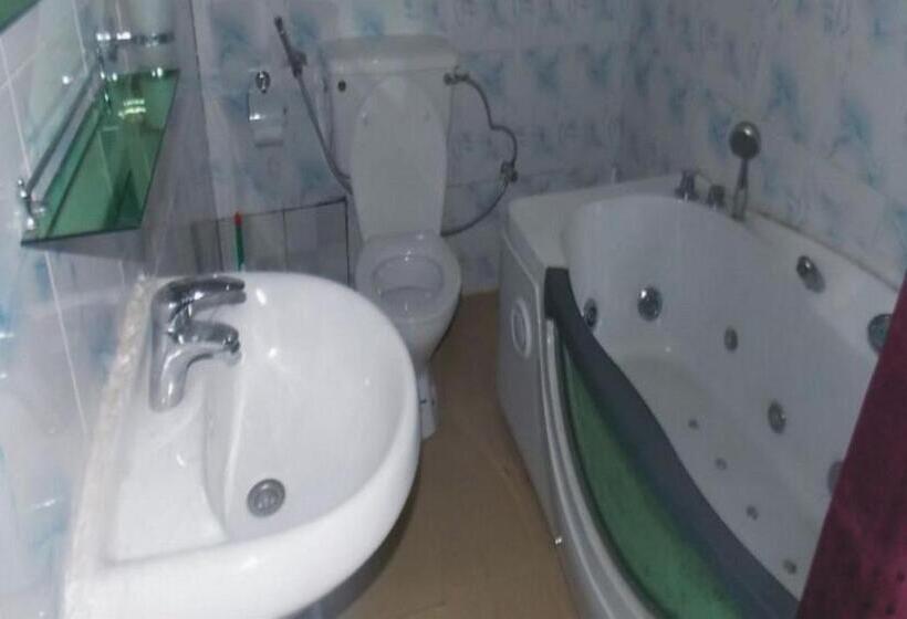 اتاق استاندارد سه نفره, Room In Apartment   Sheriffyt Royale Hotel   Business Suite
