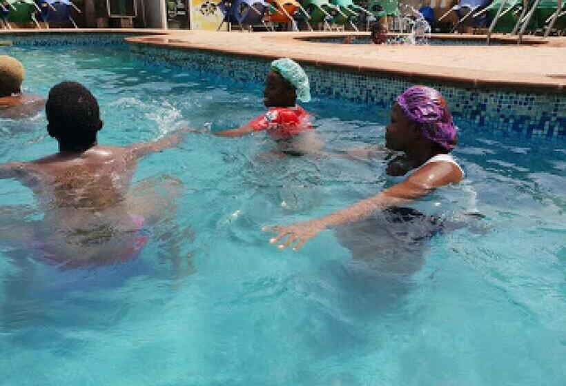 اتاق استاندارد سه نفره, Room In Apartment Sheriffyt Royale Hotel Business Suite