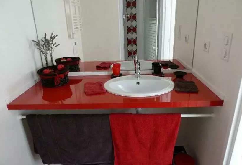 اتاق استاندارد, En Rouge Et Noir