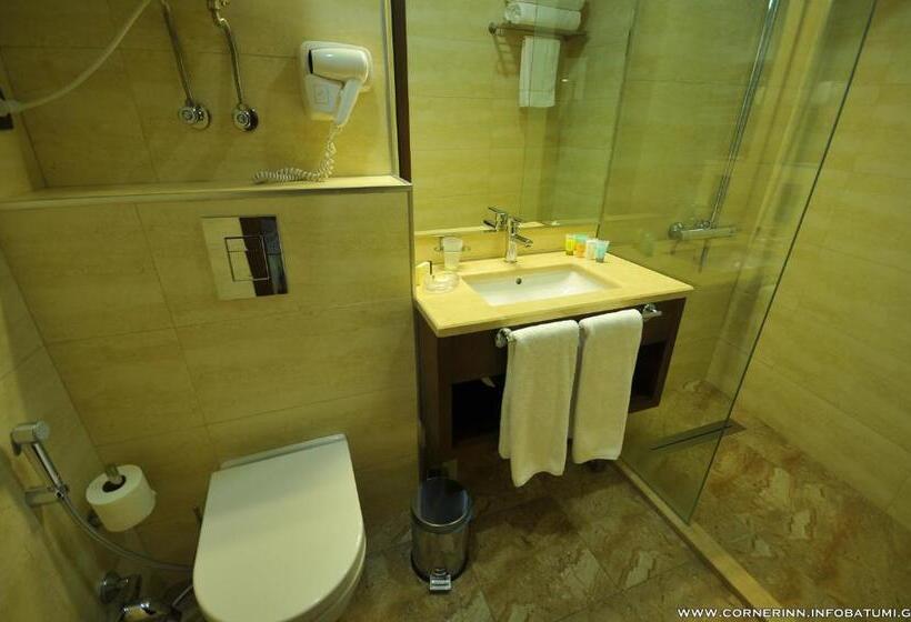 سوییت با چشم‌انداز دریا, Corner Inn