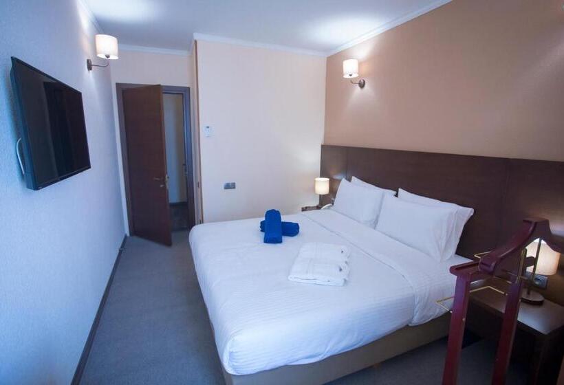 سوییت با چشم‌انداز دریا, Corner Inn