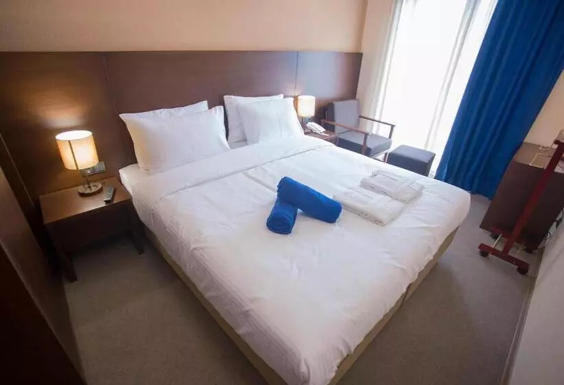 سوییت با چشم‌انداز دریا, Corner Inn