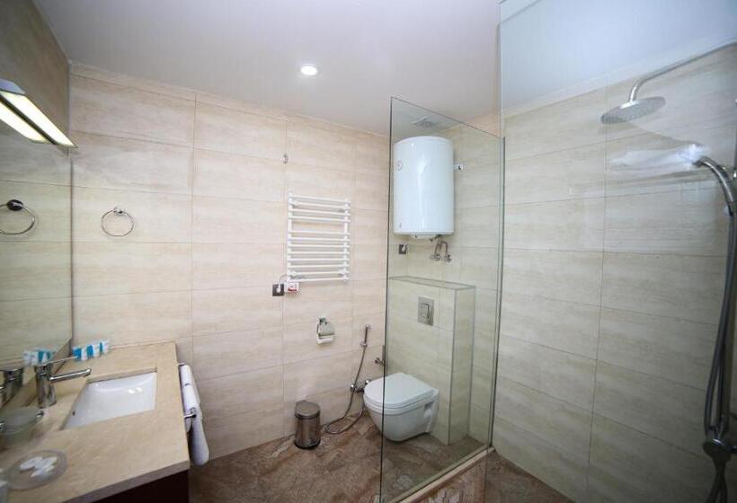 سوییت با چشم‌انداز دریا, Corner Inn