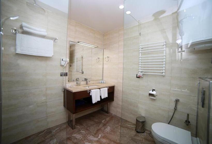 سوییت با چشم‌انداز دریا, Corner Inn